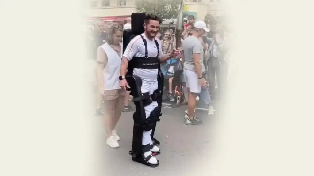 קווין פייט הולך עם החליפה הרובוטית. צילום מסך מרשת X