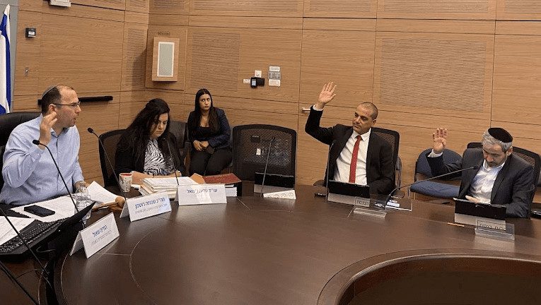 ההצבעה בוועדת החוקה (מימין לשמאל: חה"כ יוסף טייב, חה"כ אופיר כץ, חה"כ שמחה רוטמן). צילום: דוברות הכנסת