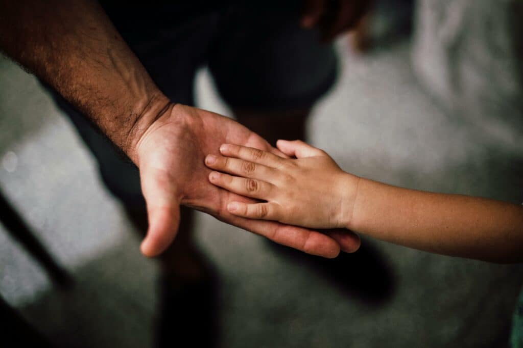 טיפול בילדים (אילוסטרציה). צילום: pexels