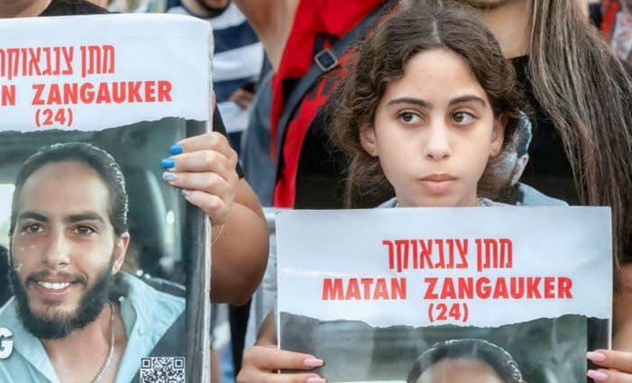 שני צנגאוקר, אחותו של מתן, בהפגנה למען שיחרורו. צילום: באדיבות המשפחה