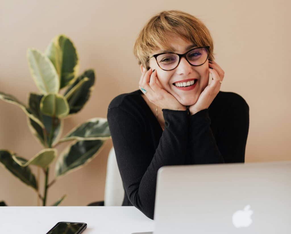אישה עובדת בהייטק מול מחשב