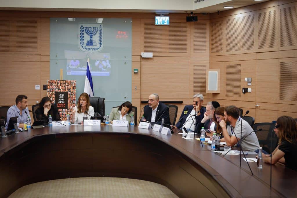 הלום קרב, הלומי קרב, כנסת