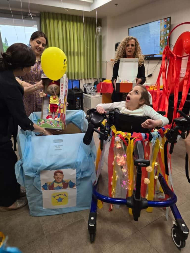 אביה בחגיגות יום הולדתה