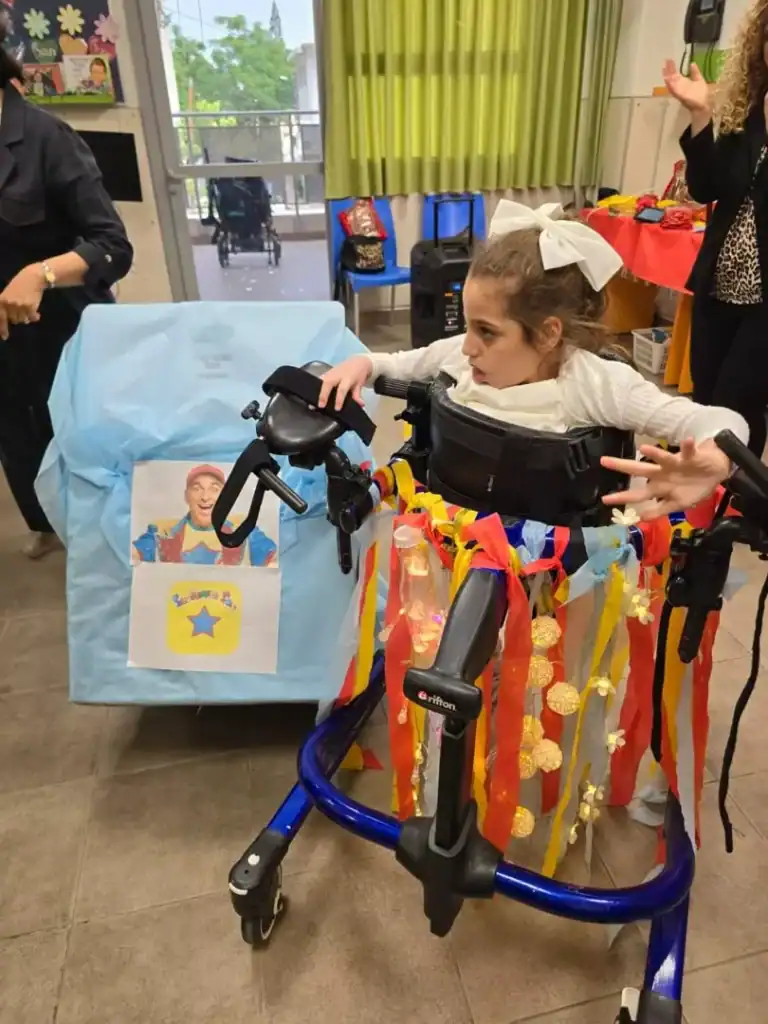 אביה בחגיגות יום הולדתה