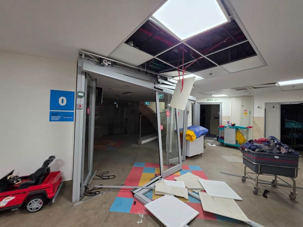 הנזק במתחם "עלה" בבני ברק (צילום: אלעזר פיינשטיין)