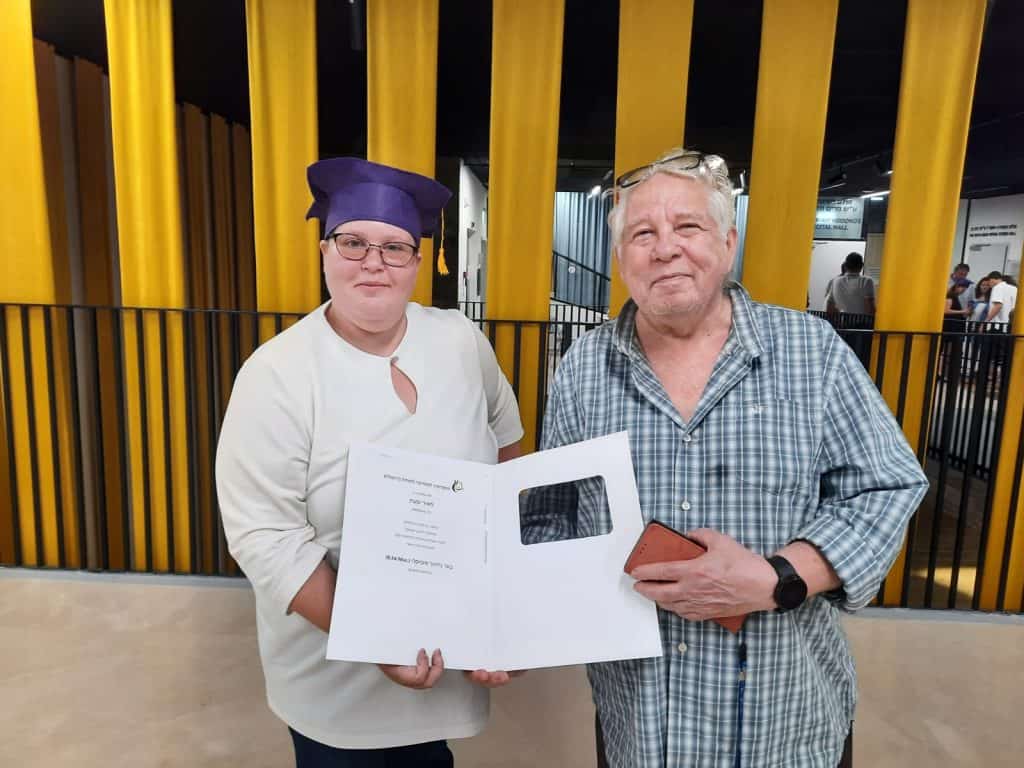 יפעת מאיר ואביה בקבלת התואר