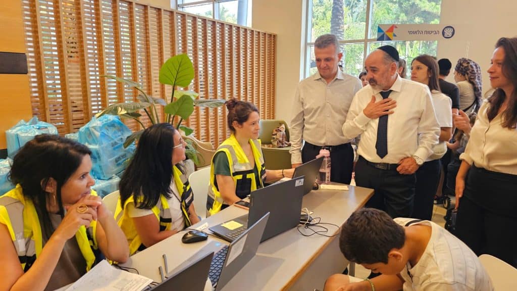 שר הרווחה יעקב מרגי עם צוותי הרווחה