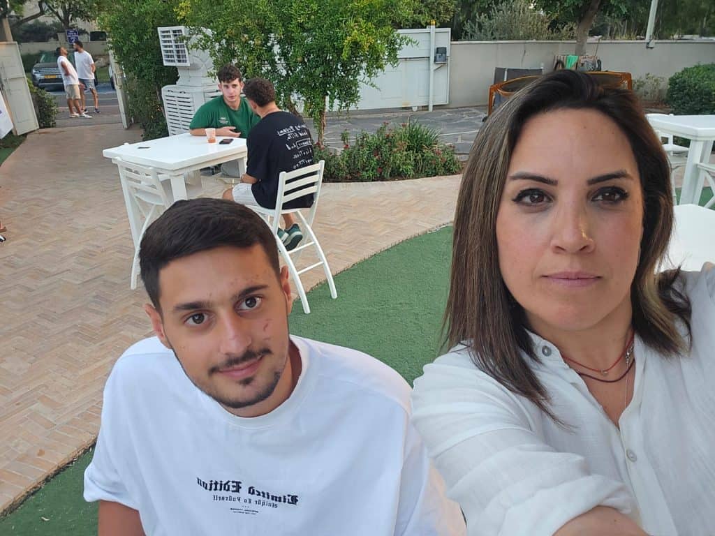 סמדר אוקמפו ובנה עוז