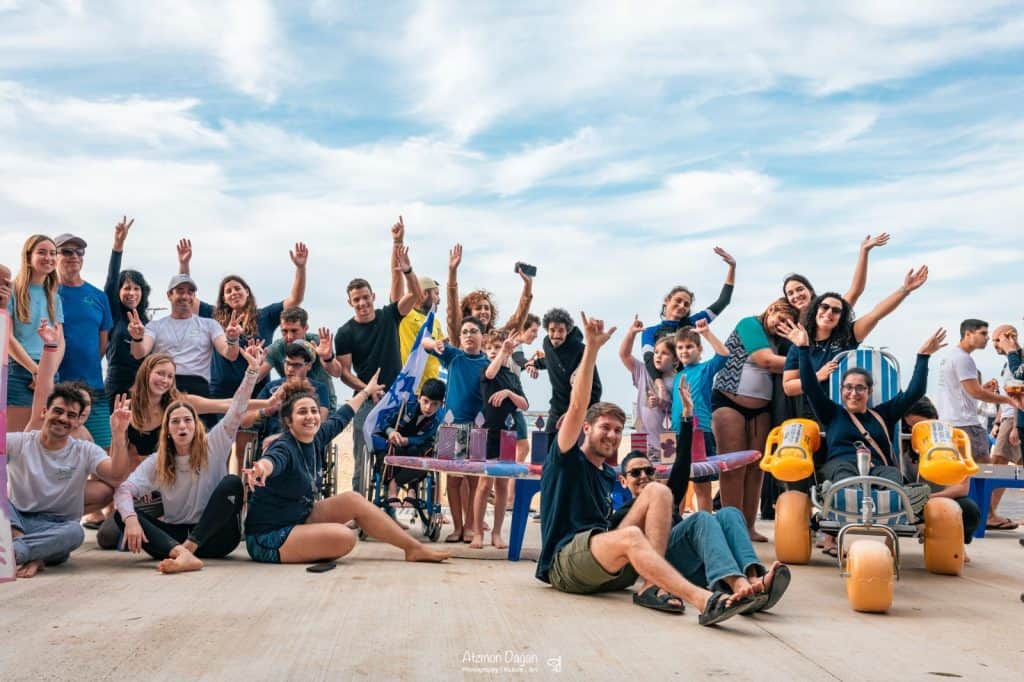 קבוצות הגלישה של בית על הים (באדיבות העמותה)