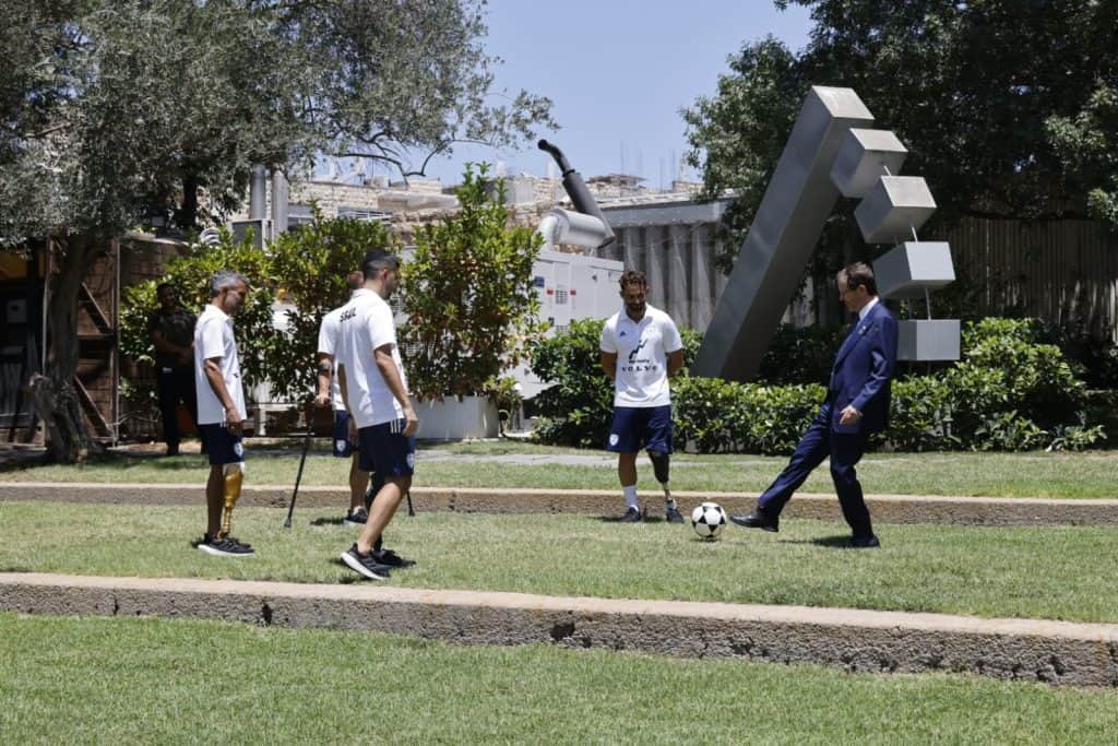 הרצוג והשחקנים קטועי הגפיים בבית הנשיא (צילום: יוסי זמיר)