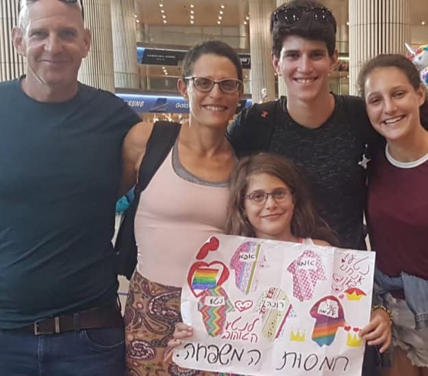 נטע אפשטיין עם משפחתו