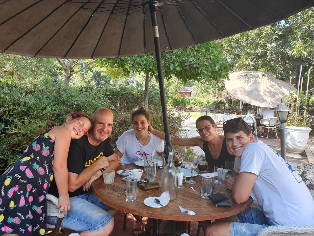נטע אפשטיין עם משפחתו
