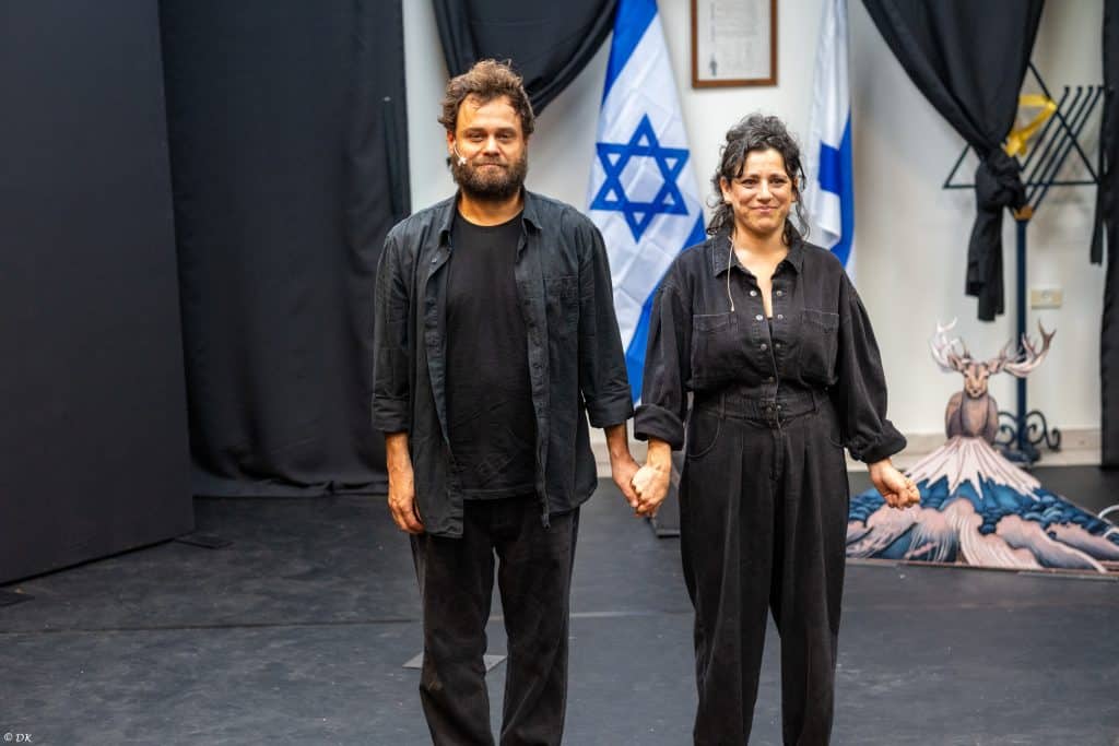 דנה קיילה ושותפה להצגה "הכול נשאר חי" (צילום: דוד קפלן)