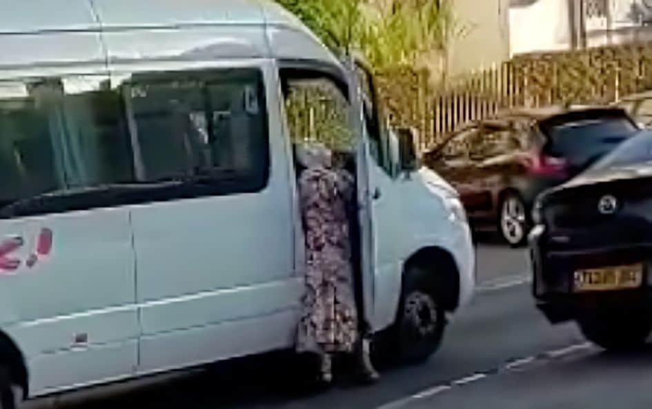 נהג הסעות ברמלה גורר אמא לילד עם צרכים מיוחדים