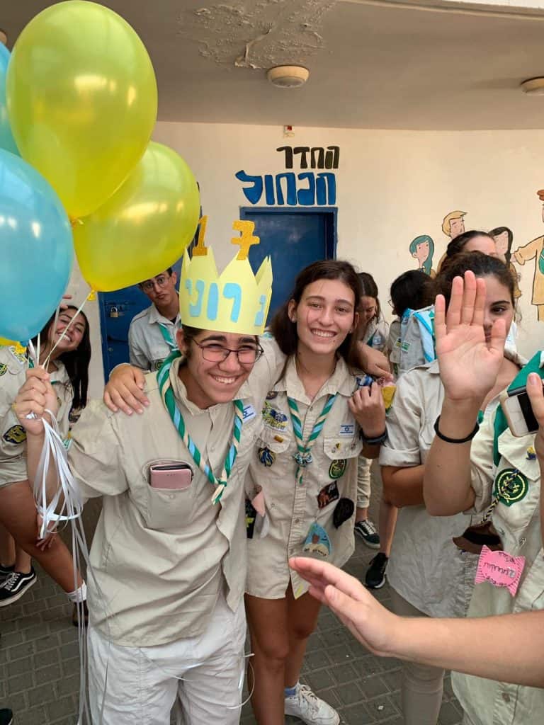 רוני אמציה וחברתה אביגיל בפעילות של הצופים (צילום: פרטי)