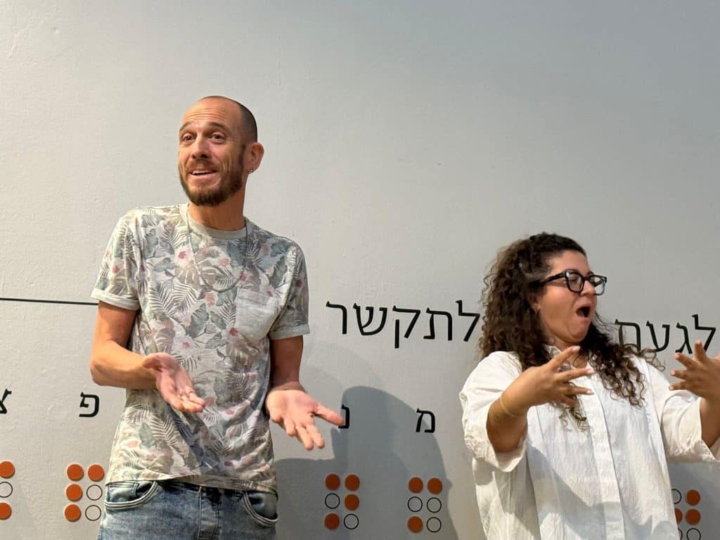 יואב ואלה במופע במרכז "נא לגעת" (צילום: ורד זפרני)