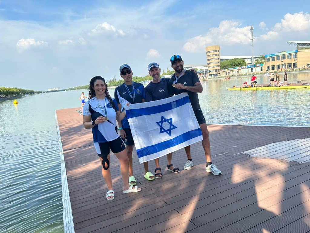 שחר מילפלדר וסאלח שאהין אחרי זכייתם במדליית ארד באליפות העולם בחתירה (צילום: הוועד הפראלימפי בישראל)