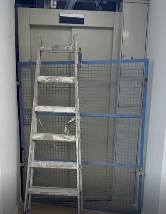 המעלית שאינה פעילה בספרייה הציבורית במבשרת ציון
