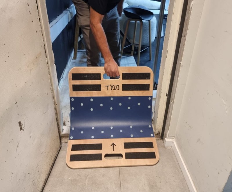 רמפה ניידת (באדיבות קהילת "תום ישראל")
