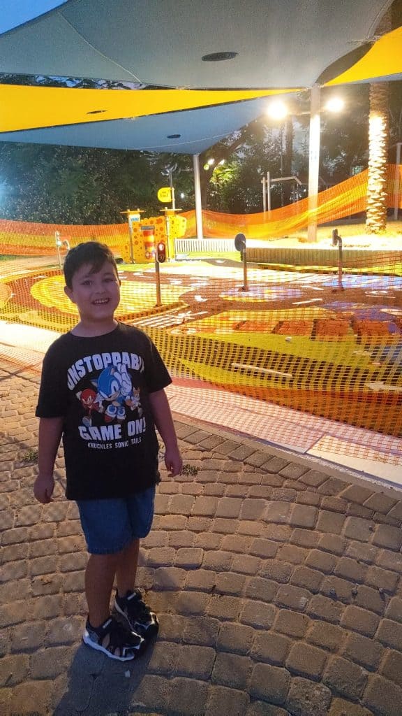 אדיר קצב ליד גינת הרמזורים בעירו אור יהודה (באדיבות המשפחה)