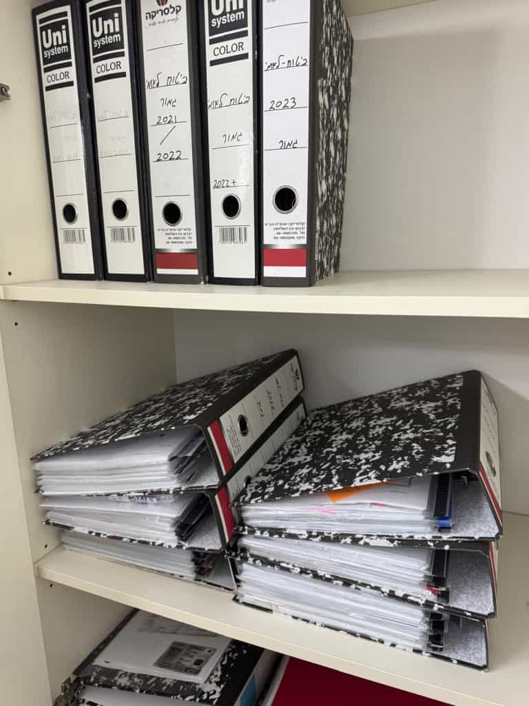 מסמכים שאותרו בבית אחד החשודים (צילום: דוברות הביטוח הלאומי)