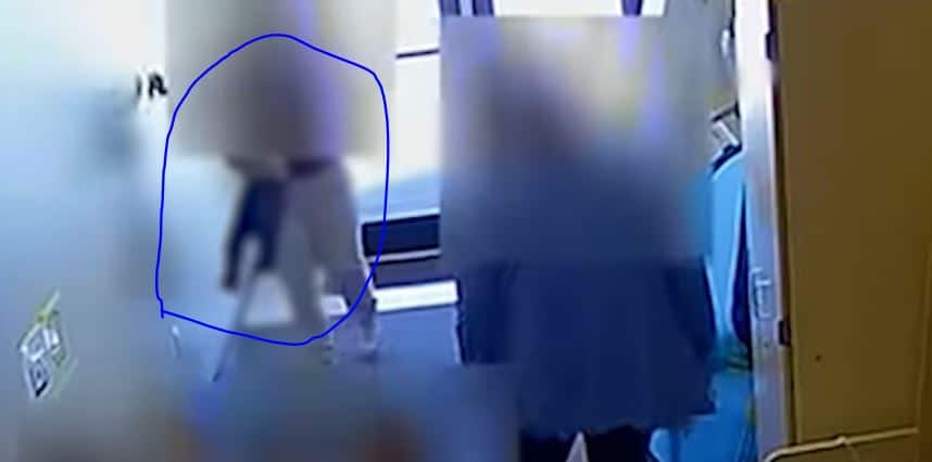 הגננת מטיחה את הילד לרצפה