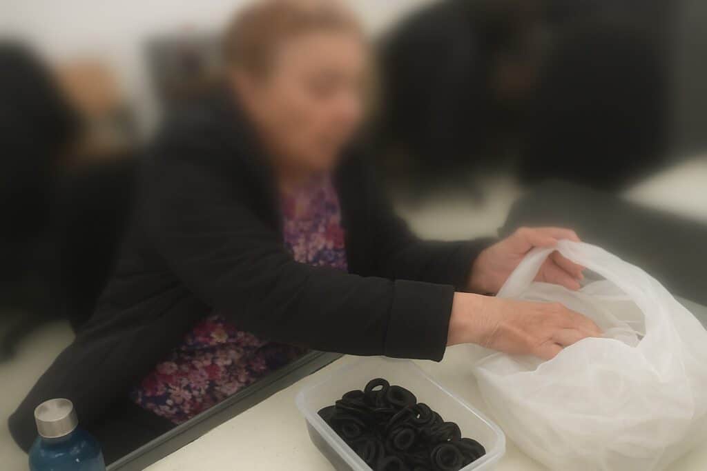 עובדת במפעל מוגן לעיוורים