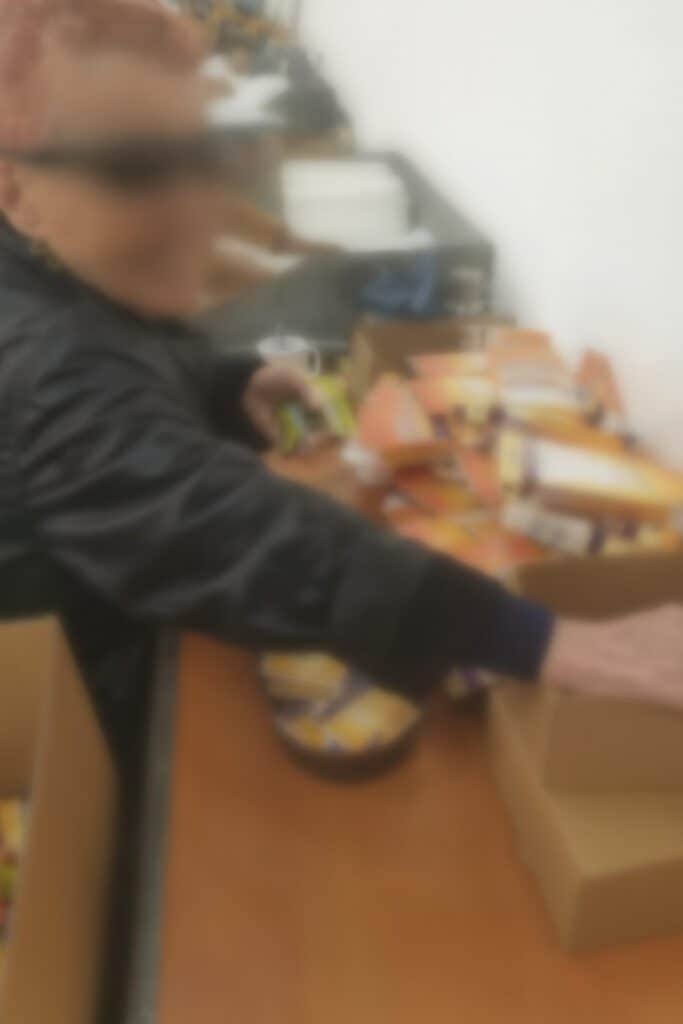עובדת במפעל מוגן לעיוורים