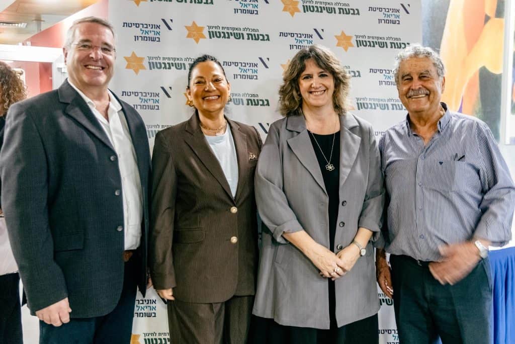 מימין לשמאל: פרופ' חיים ברייטברט, נשיא מכללת גבעת וושינגטון. ד"ר אליסיה גרינבנק, ראש החוג לחינוך מיוחד במכללת גבעת וושינגטון ויו"ר הכנס. פרופ' ריקי טסלר, נציגת אוניברסיטת אריאל וראש המסלול לתואר שני בחינוך גופני במכללת גבעת וושינגטון. מר שילה כץ, מנכ"ל גבעת וושינגטון (צילום: דוד קדוש)