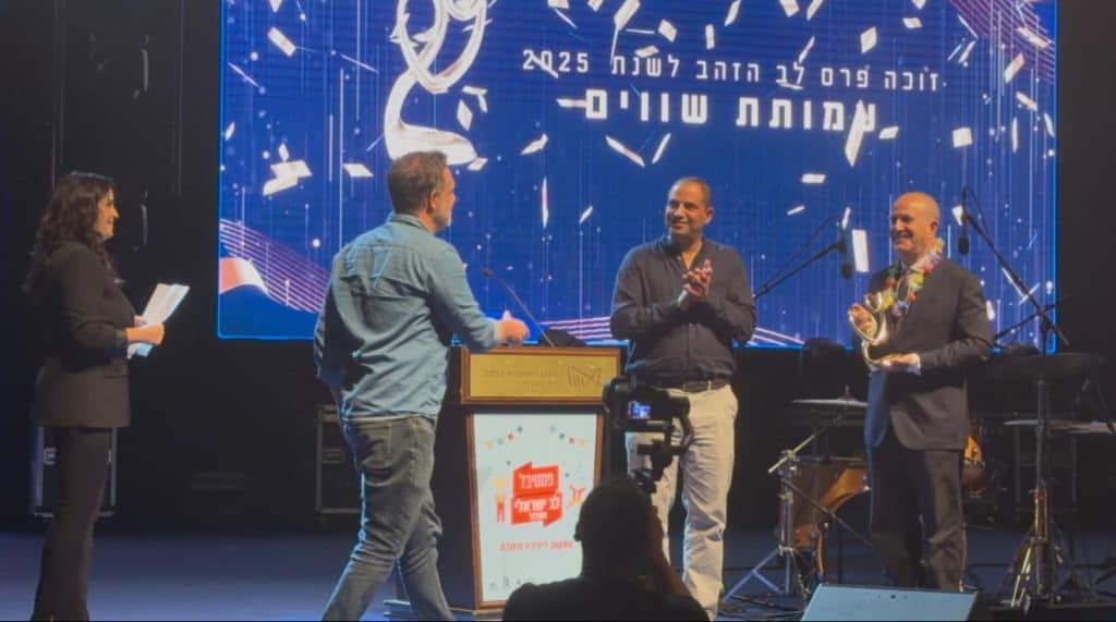 עידן מוטולה בעת קבלת פרס "לב הזהב"