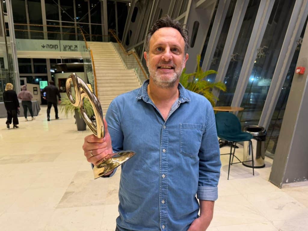 עידן מוטולה עם הפרס