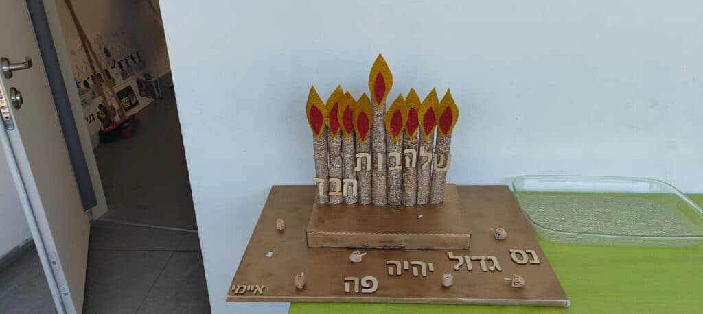 יצירה שהכינו ילדי בית הספר עם הוריהם (צילום: יעל אברהם)
