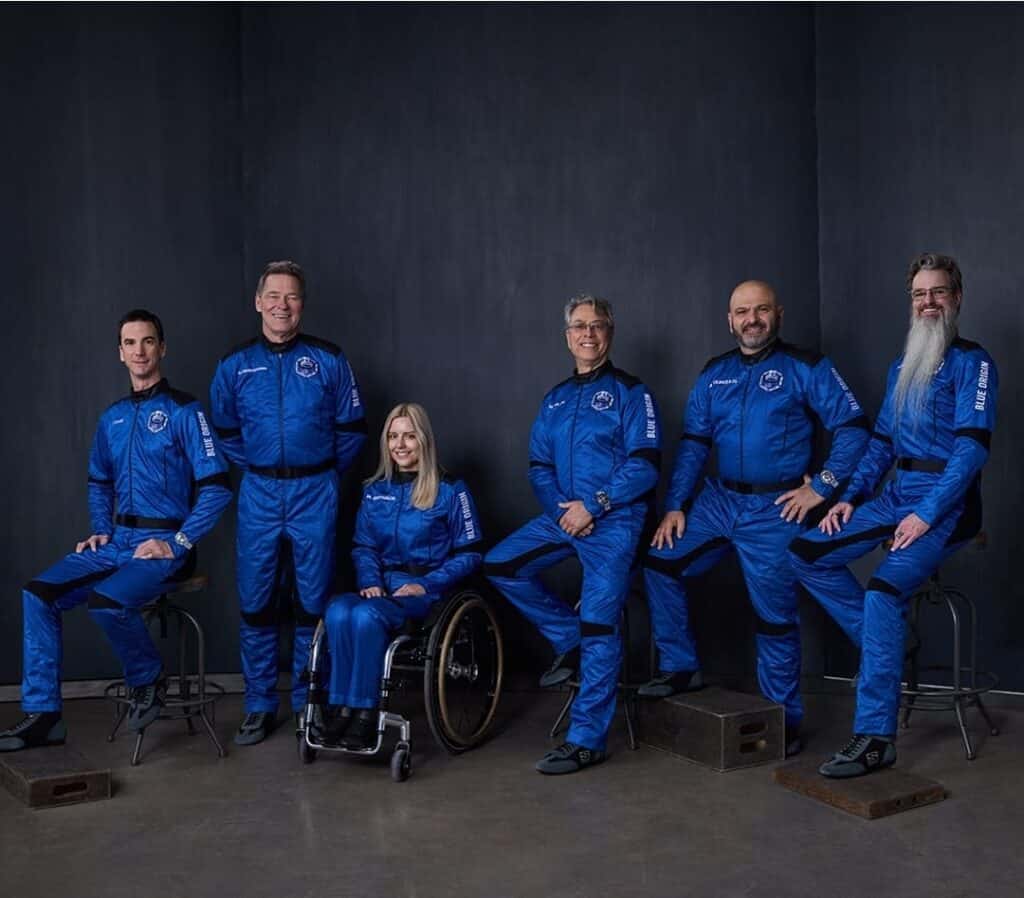 צוות הטיסה לחלל עם מיקאלה בנטהאוס (צילום: blue origin)
