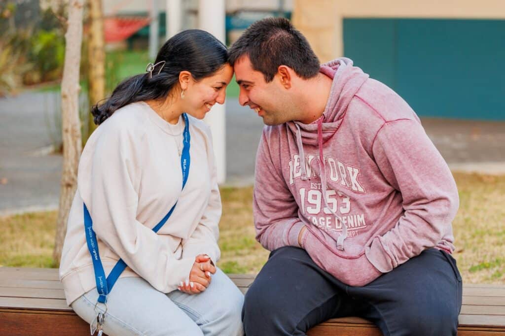 מדריכים ואוטיסטים ממסגרות הלימוד והתעסוקה של אלו"ט (צילום: שלומי מזרחי)
