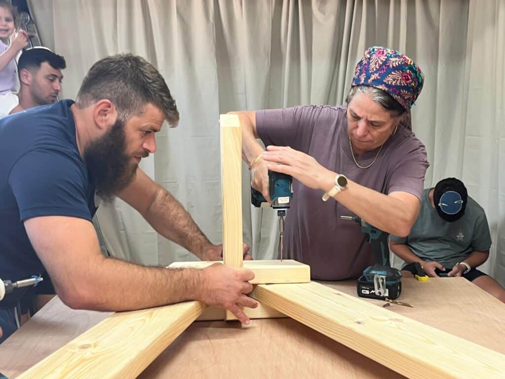 אלעד גליל בסדנת העץ שלו (באדיבות המצולם)