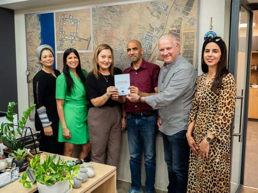 מימין לשמאל: אילנית אלזם, משה אזולאי וגיא שמחי (מההסתדרות) ליד גיא בטי סימלמיץ מ"מ וסגנית ראש העיר אילת, מורן נחמיאס וימית אמר ריאל (עיריית אילת)