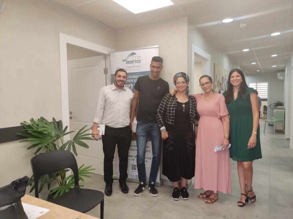 מורן נחמיאס מנהלת מרכז הזדמנות, לירון אבינועם, ימית אמר, ליאור קמרלקר עובדי ביטוח לאומי, שלומי כהן מנהל ביטוח לאומי סניף אילת.