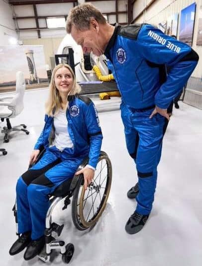 מיקאלה בנטהאוס בהכנות לטיסה לחלל (צילום: blue origin)