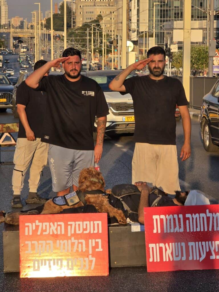 עומר אמסלם (משמאל) במחאה