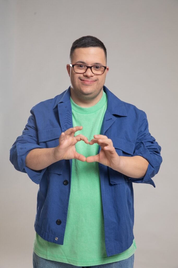 משתתף בקמפיין אקים (צילום: אינגה אבשלום)