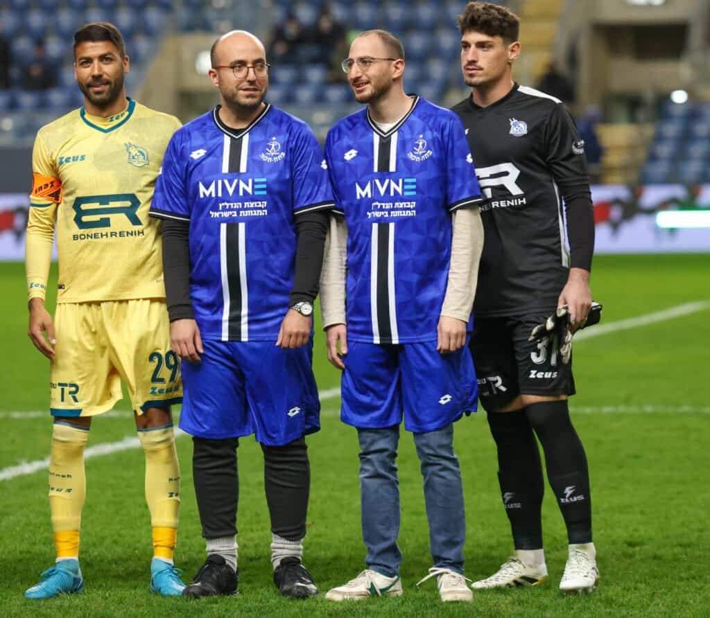 אוהדים עיוורים ולקויי ראייה עם שחקני הפועל פתח תקווה (באדיבות הקבוצה)