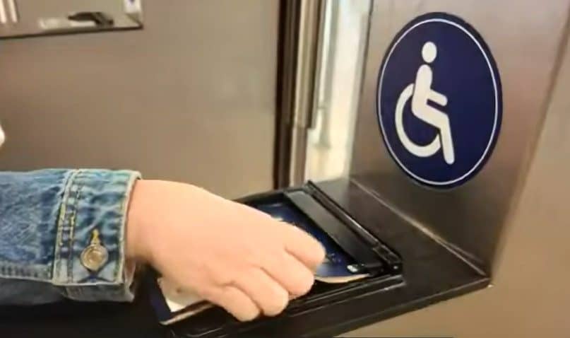 עמדה נגישה בביקורת הדרכונים בנתב"ג (נגישות ישראל)