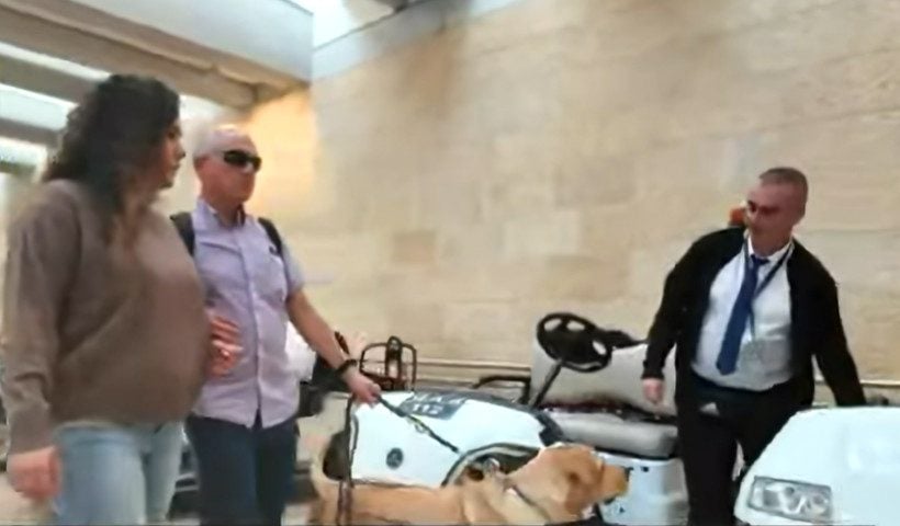 ליווי אדם עיוור בנתב"ג (נגישות ישראל)