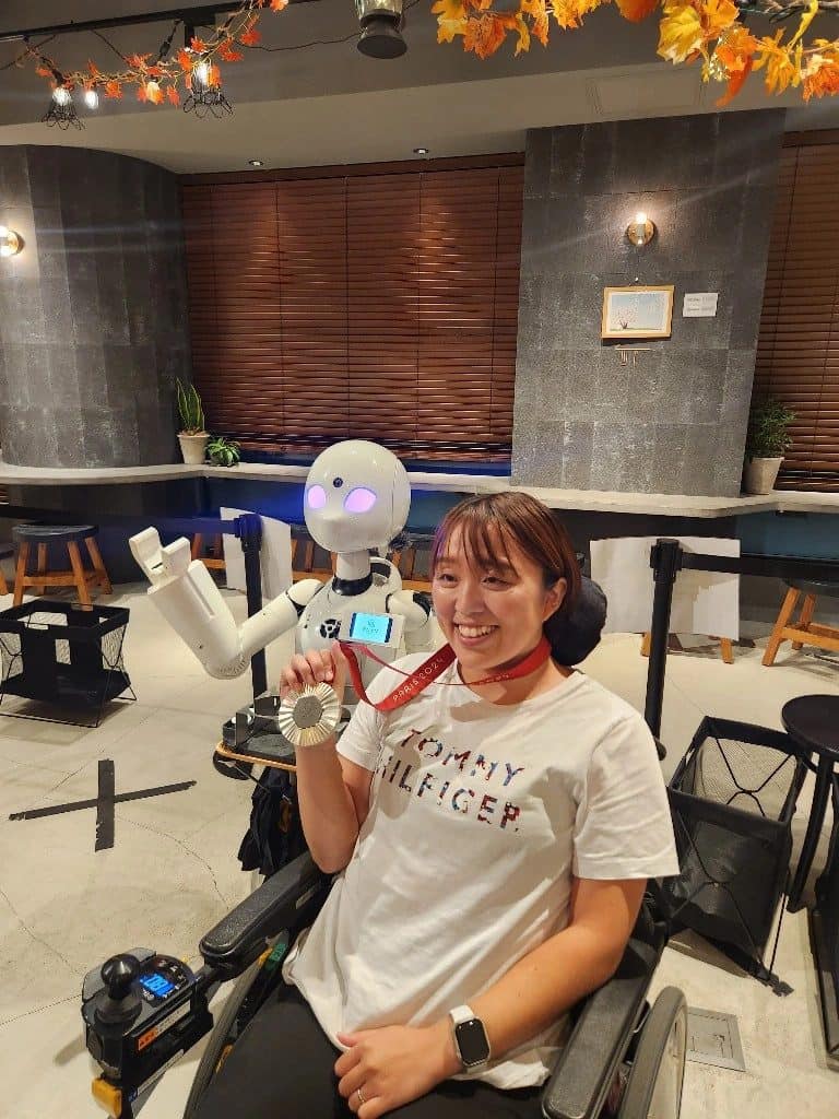 אחת העובדות בבית הקפה היפני לעובדים עם מוגבלות (צילום: קרן זוהר)