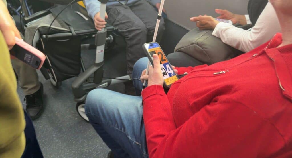 נוסעת משתמשת באפליקציה (דוברות עיריית רמת גן)