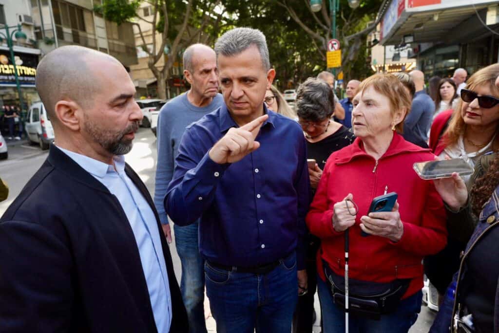 ראש העיר כרמל שאמה הכהן עם אזרחים בהשקת הפיילוט בתחבורה הציבורית (דוברות עיריית רמת גן)