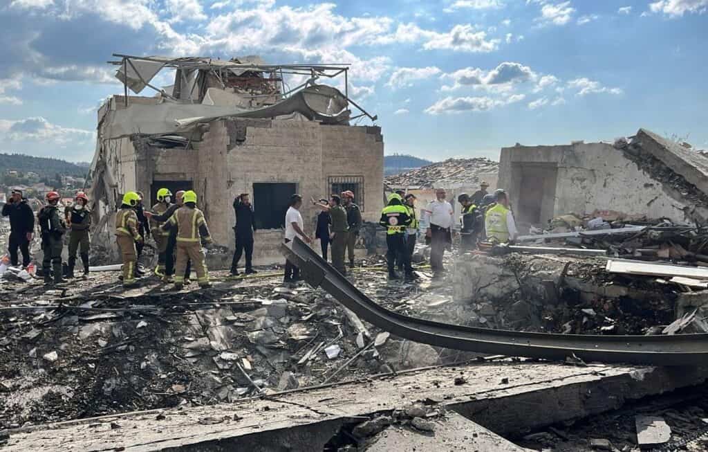 זירת הרס לאחר נפילת טיל מאיראן (צילום: תיעוד מבצעי מד"א)