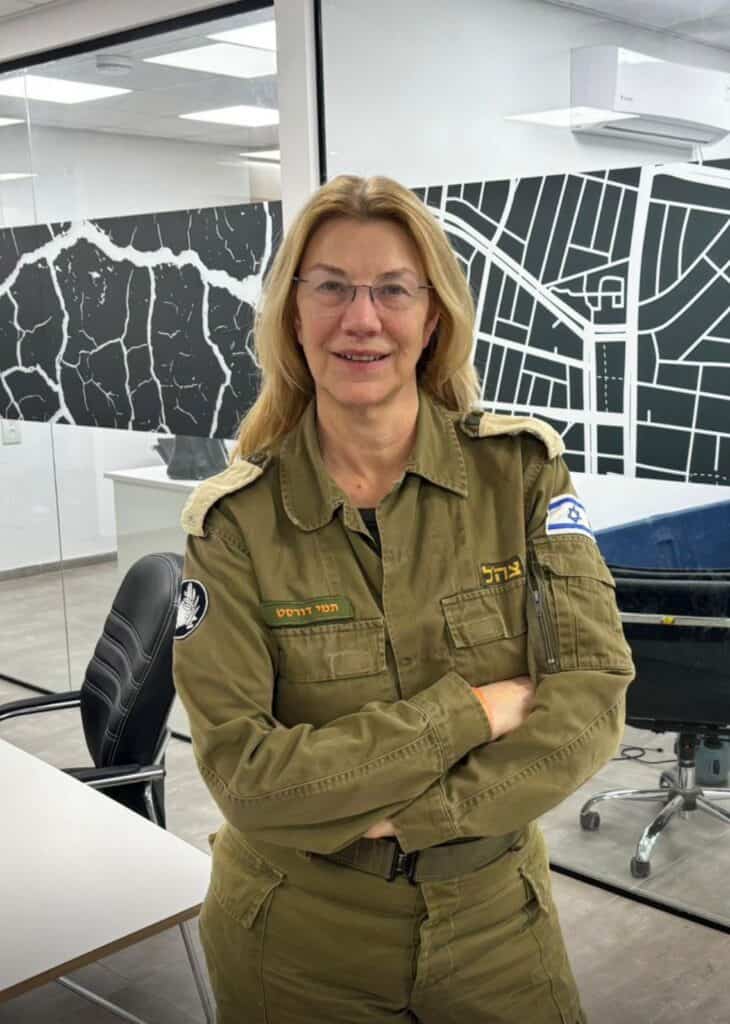 מפקדת דסק פיקוד העורף לאנשים עם מוגבלות תמי דורסט (צילום: דובר צה"ל)