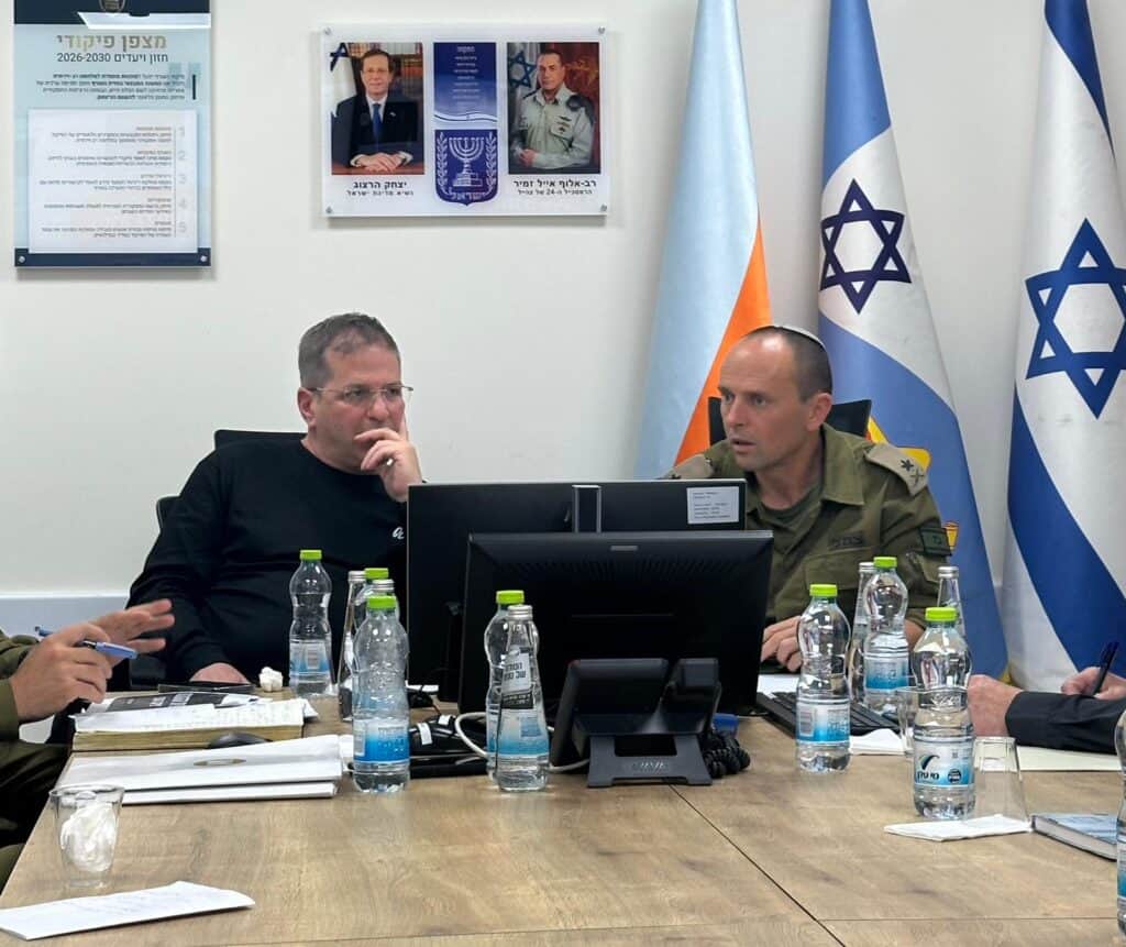 שר החינוך יואב קיש ואלוף פיקוד העורף שי קלפר (דוברות משרד החינוך)