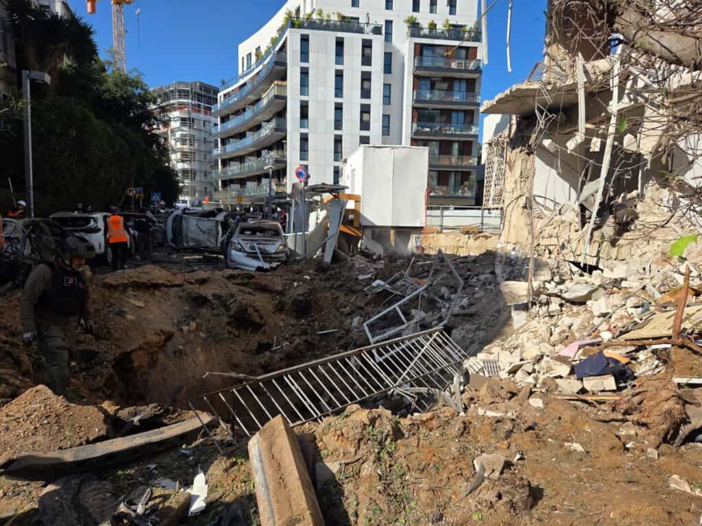זירת נפילת טיל איראני בתל אביב (צילום: דוברות כבאות והצלה)